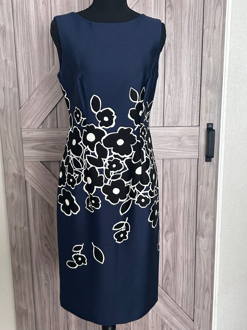 Carolina Herrera sleeveless Bateau Neck sheath dress 4